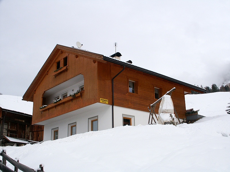 Włochy, 2006.02.19-25 022.jpg - W tym oto domku mieszkaliśmy. Domek usytuowany był niczym prawdziwe orle gniazdo, na końcku długiej, krętej, ośnieżonej dróżki. Bez łańcuchów wjechać się tam udawało bardzo rzadko. Wspaniały widok na Gran Risę.